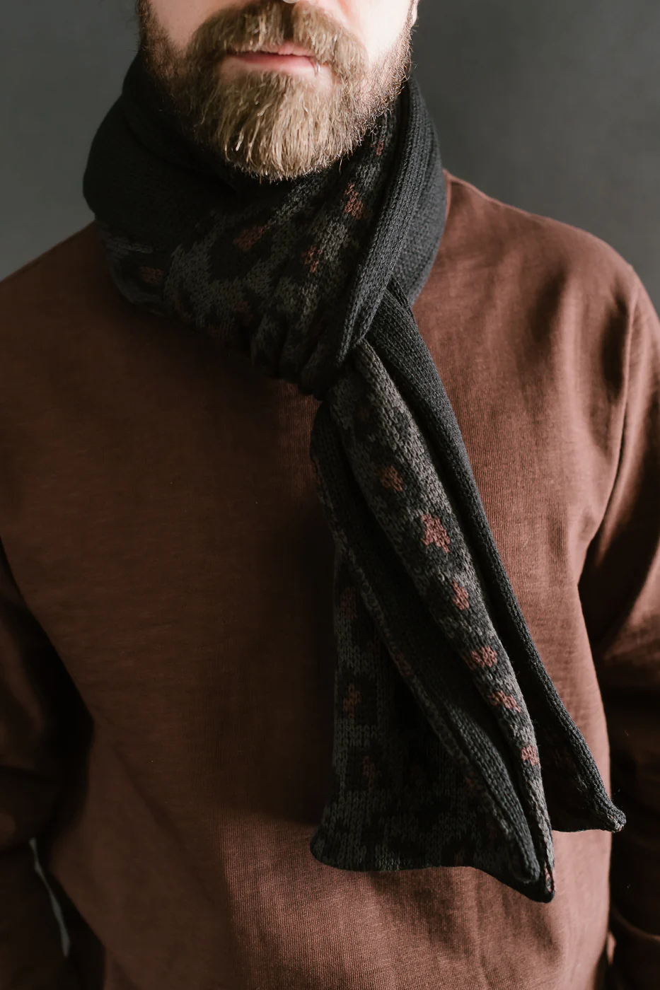 R5076 - Reversible Leopard Chunky Muffler Scarf - Charcoal - Image 7