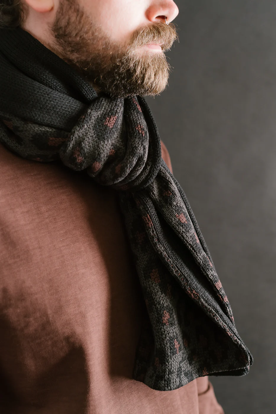 R5076 - Reversible Leopard Chunky Muffler Scarf - Charcoal - Image 8