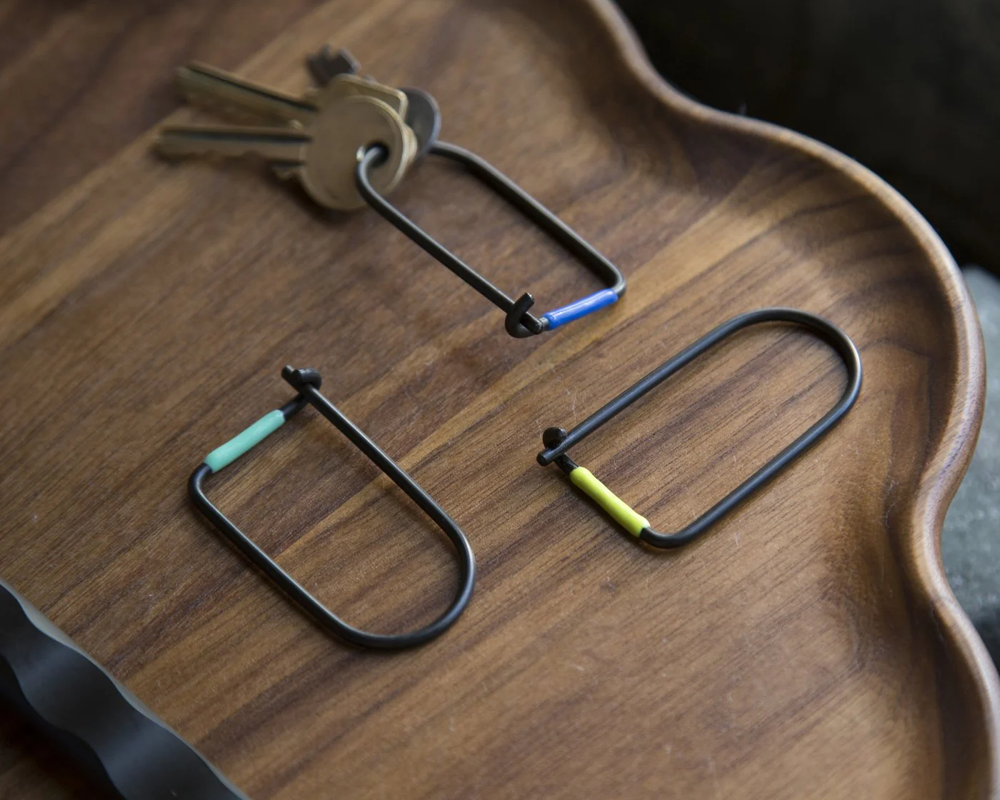 Wilson Keyring - Carbon Black Enameled - Blue - Image 4
